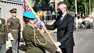 Více než stovka úspěšných absolventů Univerzity obrany odchází k útvarům