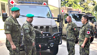 Vojenští zdravotníci převzali nové armádní sanitky