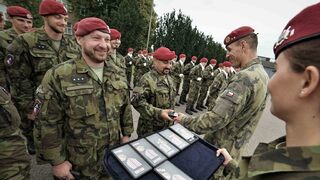 Vojáci poslední afghánské strážní roty převzali v Chrudimi medaile