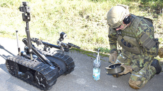 Pyrotechnický zásah připomíná loupání cibule, říká velitel skupiny EOD