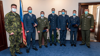 Zachránili dítě, kolegu i tonoucího. Dnes jim generál Opata osobně poděkoval