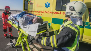 Cvičení na letišti v Pardubicích: Oběti i raněné z rozlomeného letadla zachraňovaly složky IZS i armáda