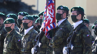 Prostějovská jednotka bezpilotních systémů převzala od prezidenta bojový prapor a čestný název