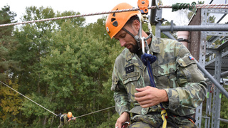Ženisté na kurzu lezení: Na výšku si člověk rychle zvykne