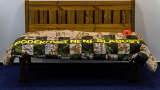 Na Generálním štábu byla rozšířena galerie hrdinů a umístěna lavička válečných veteránů