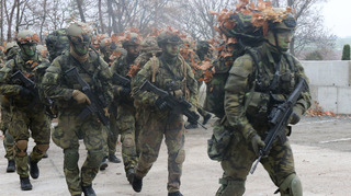 Podívejte se, jak se nováčci u výsadkářů propracovávají k červenému baretu