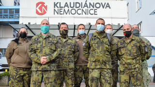 „Podařilo se nám rozchodit nejednu pacientku,“ těší se z práce v nemocnici nadrotmistr Lukáš Princ ze Kbel