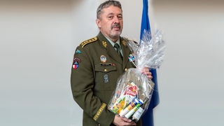Generál Opata potěšil válečné veterány drobnými dárky
