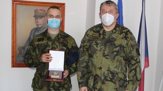 Vojáci ošetřili muže při kolapsu i vážně zraněného při autonehodě