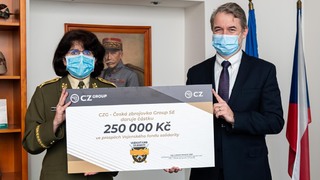 Česká zbrojovka darovala Vojenskému fondu solidarity čtvrt milionu korun