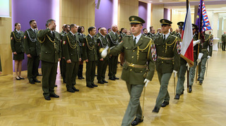 Slavnostní nástup Vojenské policie završilo předání šeků rodinám handicapovaných dětí