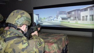 Hraničtí cvičí naplno navzdory covidu. Díky modernímu simulátoru střelby