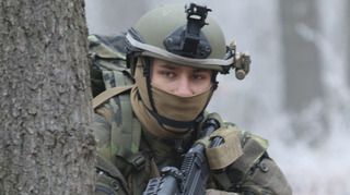 Taktika, střelby i noční přežití. Podívejte se na výcvik výsadkářů na Doupově