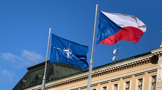 Češi se cítí díky členství v NATO bezpečněji, mohli by o něm mít ale více informací