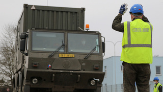 Strakoničtí vojáci nakládali techniku na železnici. Rozhodovaly milimetry i lidská důvěra
