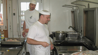 Vojenská kuchyně září čistotou a v poli zvládne i štrúdl pro 150 vojáků