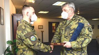 Generál Opata ocenil vojákyni a vojáky, kteří zabránili požáru a zachránili chlapce a seniorku