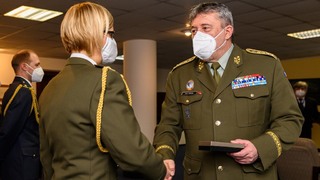 Generál Opata ocenil nejlepší absolventy kurzu generálního štábu a kurzu pro vyšší důstojníky