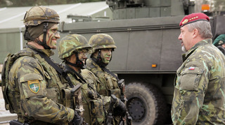 Generál Opata navštívil vojáky v Pobaltí, kde v rámci alianční předsunuté přítomnosti působí už pět měsíců