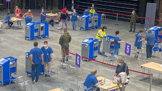 Vojáci pozemních sil pomáhají v Národním očkovacím centru