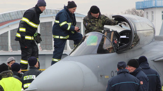 Vojenští hasiči musí dokonale znát konstrukci každého letounu i jejich bezpečnostní systémy