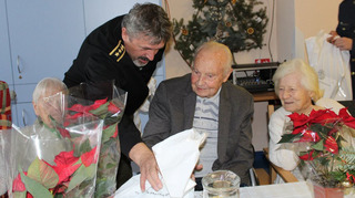 Veterány v Ústřední vojenské nemocnici navštívil generál Opata a předal jim drobné dárky