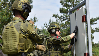 Páčidlo nebo výbušninu – breacher rozhoduje, jak se dostat do budovy
