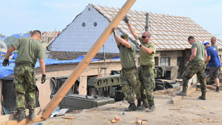Vojáci na jihu Moravy nemají jen těžkou techniku, pomáhají i zdravotníci a vojenská duchovní služba