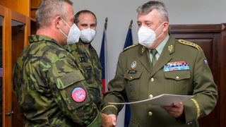 Generál Opata ocenil vojáka za zásah při záchraně lidského života 