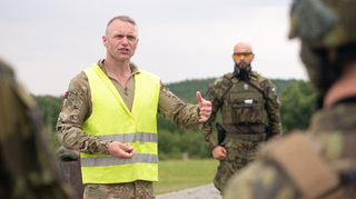 Kbelské vojáky cvičili ve střelbě zkušení britští váleční veteráni 