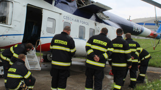 Hasiči z leteckých základen musí znát do detailu každý stroj