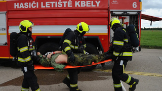 Ve Kbelích havarovalo letadlo, na místě ranění i mrtví. Naštěstí jen cvičně