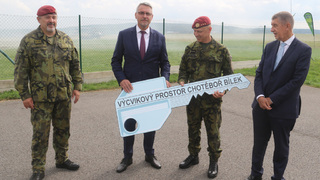 Premiér a ministr obrany v Chrudimi: Špičková jednotka potřebuje moderní výzbroj a techniku i kvalitní zázemí