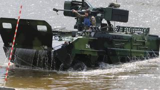 Řidiči armádních obojživelníků si střihli vodní slalom 