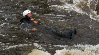 Vojáci zachraňovali tonoucího v divoké vodě. Naštěstí jen cvičně