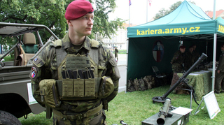 Výstava před Generálním štábem na Vítězném náměstí v Praze 6 přibližuje historii našich výsadkářů