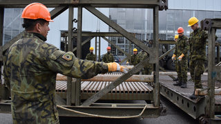 Most umí ženisté postavit za den, může sloužit i desítky let