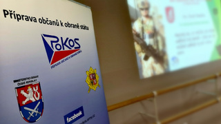 Logistici předvedli školákům z Pardubického kraje novou Toyotu i ukázky boje zblízka