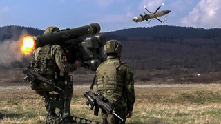 Sestřelit nepřátelský letoun i velet jednotkám. Nejen to trénují strakoničtí vojáci do mise