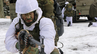 Příslušníky aktivní zálohy chrudimských výsadkářů prověřil sníh i mráz