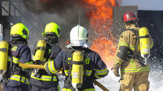 Vojenští hasiči cvičili ve Španělsku se skutečným ohněm