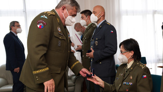 Generál Opata ocenil vojáky za pomoc popáleným dětem