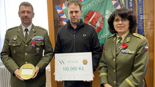 Filmaři natáčeli v pražské posádce. Poděkovali 100 tisíci do Vojenského fondu solidarity