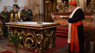 Tři vojenští kaplani složili při bohoslužbě v kostele sv. Jana Nepomuckého duchovní slib vojenského kaplana