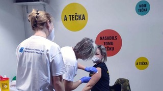 Vojenská policie pomáhá v nově vzniklém vakcinačním centru v OD Kotva v Praze 