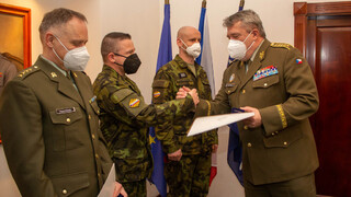 Generál Opata ocenil mincí za záchranu života čtyři vojáky 