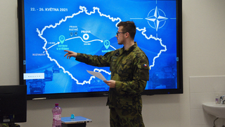 Nevíte, co znamená Conex či March Column? Chcete-li zajistit přesun US konvoje, rozumět musíte