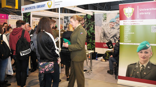 Potenciální studenti se na prezentaci Univerzity obrany zajímali o informační technologie a kyberobranu