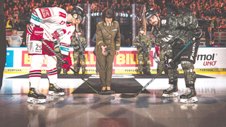 Hokejisté v maskáčových dresech vzdali hold hrdinům v uniformách
