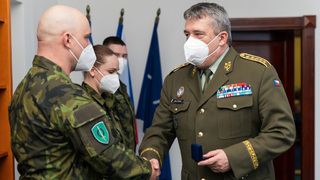 Generál Opata ocenil vojákyně a vojáky za profesionální zásah při záchraně lidského života 
